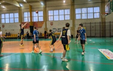 ZWYCIĘSTWO CHŁOPC&Oacute;W W FINALE REJONU PILSKIEGO &nbsp;&nbsp; 1
