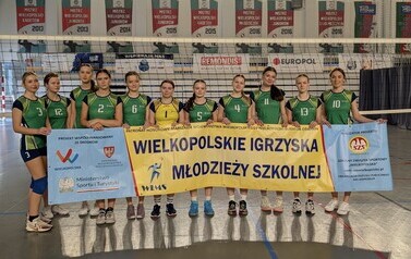 SUKCES NASZYCH SIATKAREK - III MIEJSCE W REJONIE 2
