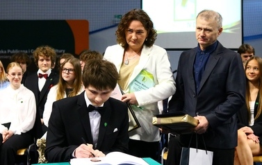 POŻEGNANIE ABSOLWENT&Oacute;W 2026 - ZŁOTA KSIĘGA 106