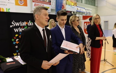POŻEGNANIE ABSOLWENT&Oacute;W 100