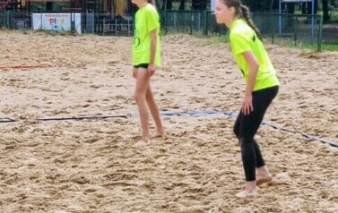 &nbsp;I MIEJSCE W MISTRZOSTWACH REJONU W PLAŻOWEJ PIŁCE SIATKOWEJ 8
