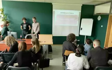 Z MIKROFONEM, MOPEM I W BALETKACH - 3C W POZNANIU 1