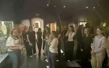Z MIKROFONEM, MOPEM I W BALETKACH - 3C W POZNANIU 10