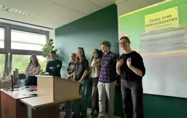 Z MIKROFONEM, MOPEM I W BALETKACH - 3C W POZNANIU 30