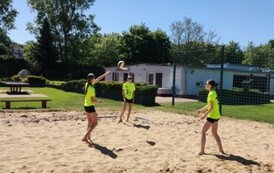 I M.  W MISTRZOSTWACH POWIATU W PLAŻOWEJ PIŁCE SIATKOWEJ 7