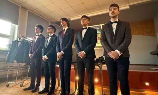 Maturzyści w garniturach