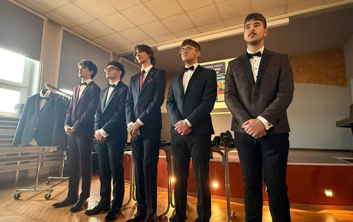 Maturzyści w garniturach