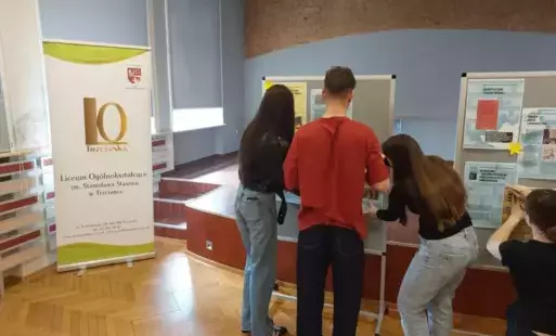 uczniowie przygotowujący wystawę